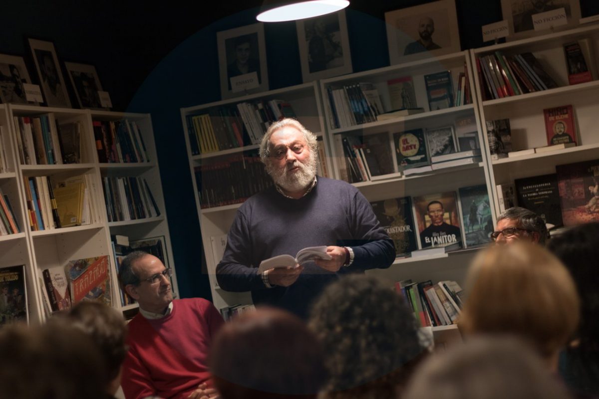 Antonio Martínez Calle escuchando a los lectores