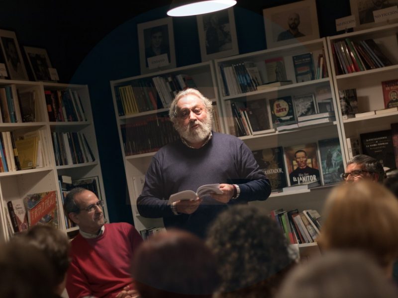 Antonio Martínez Calle escuchando a los lectores