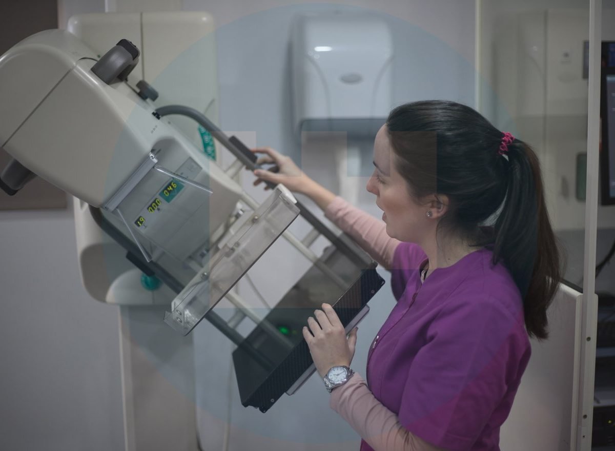 Trabajadora en la unidad móvil de detección precoz de cáncer de mama