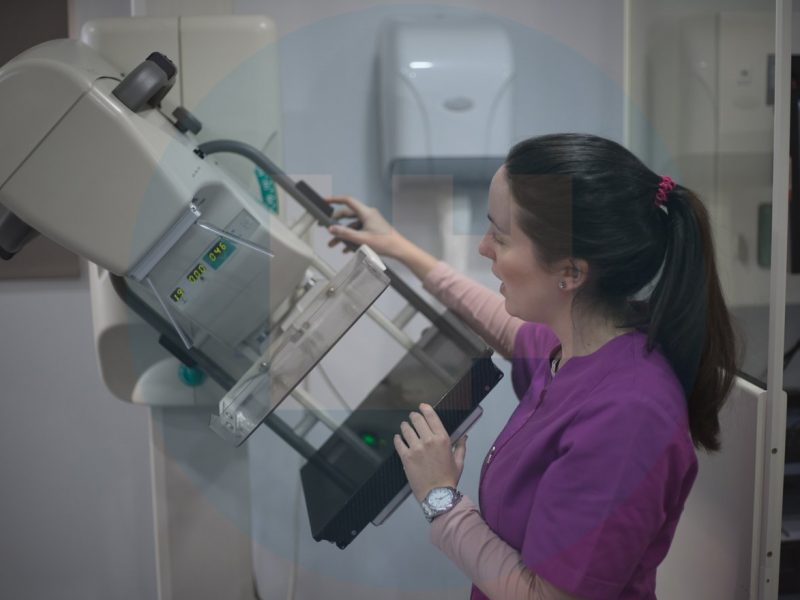 Trabajadora en la unidad móvil de detección precoz de cáncer de mama