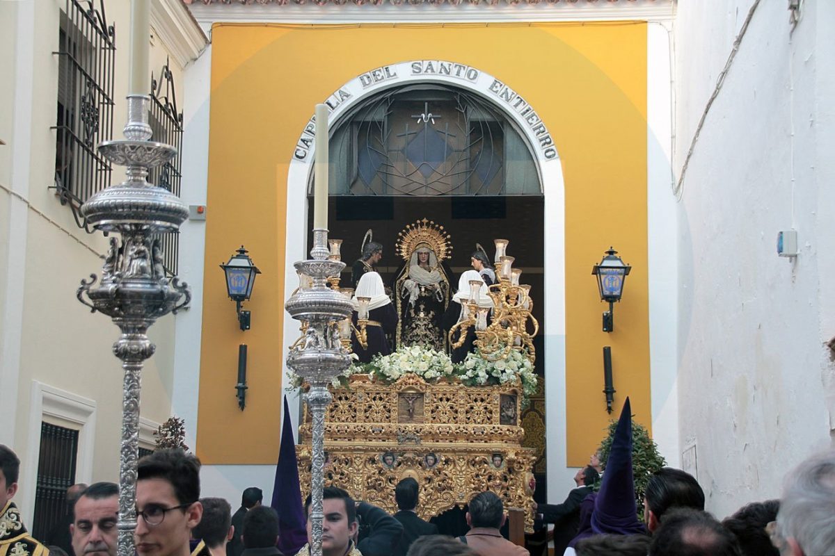 Virgen de la Soledad saliendo de la Capilla del Santo Entierro