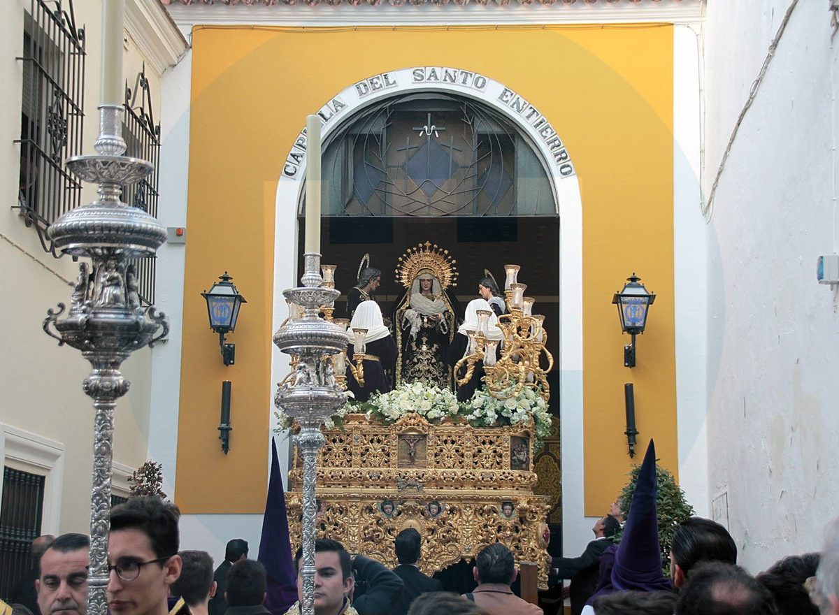 Virgen de la Soledad saliendo de la Capilla del Santo Entierro