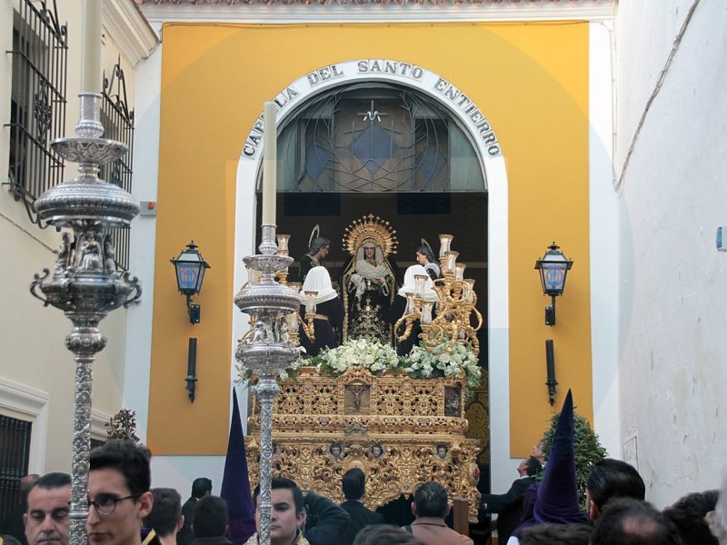 Virgen de la Soledad saliendo de la Capilla del Santo Entierro