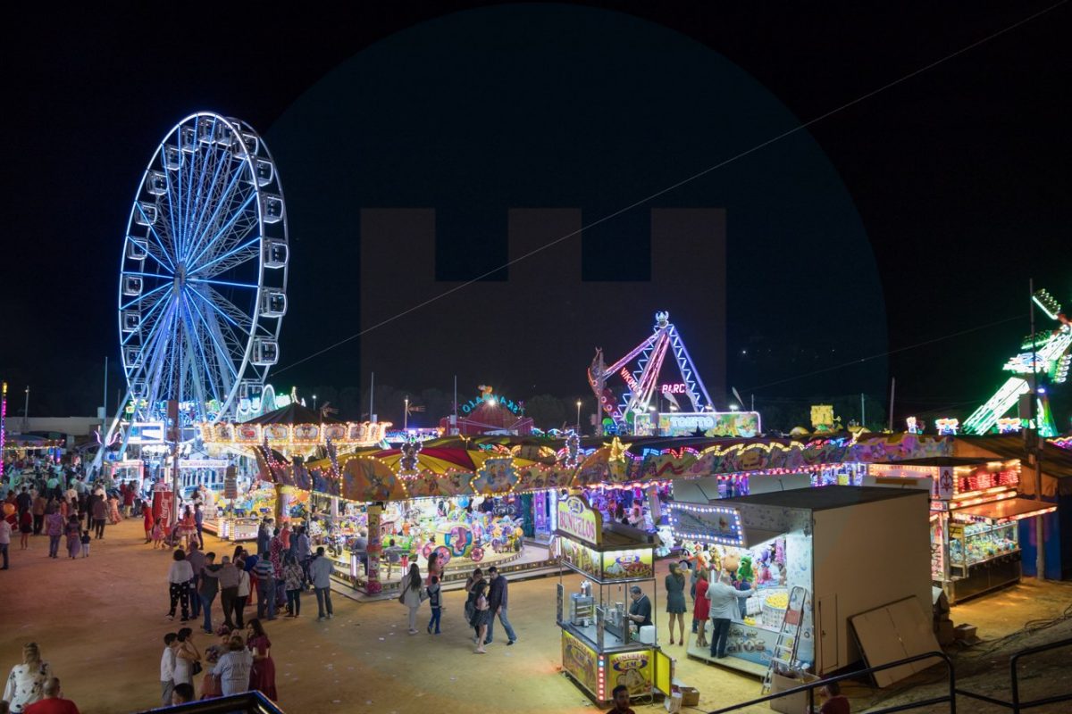 Zona de atracciones de la feria