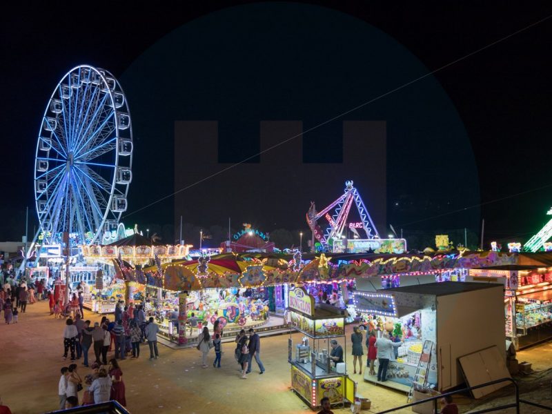 Zona de atracciones de la feria