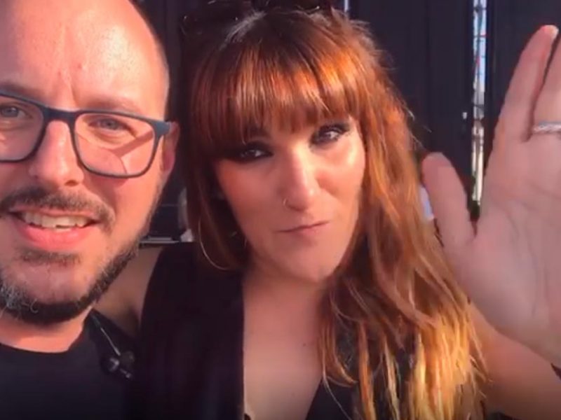 Rozalén y Álvaro Gandul saludan a ‘La Voz de Alcalá’ antes de su concierto