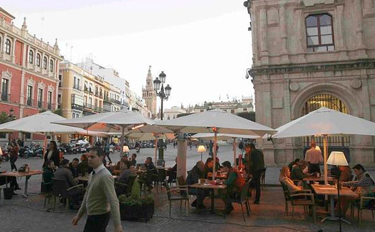 El Ayuntamiento ha descuidado la inspección de los veladores /LVA
