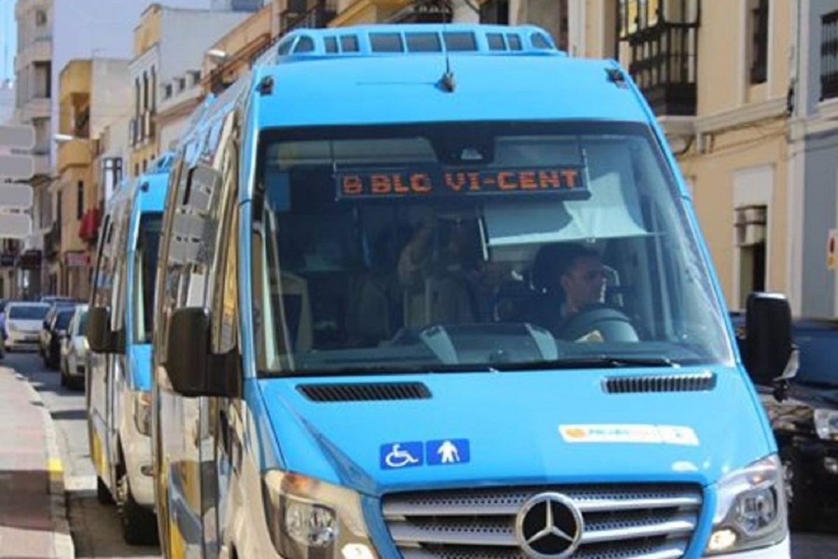 Uno de los microbuses de Alcalá Bus por La Mina