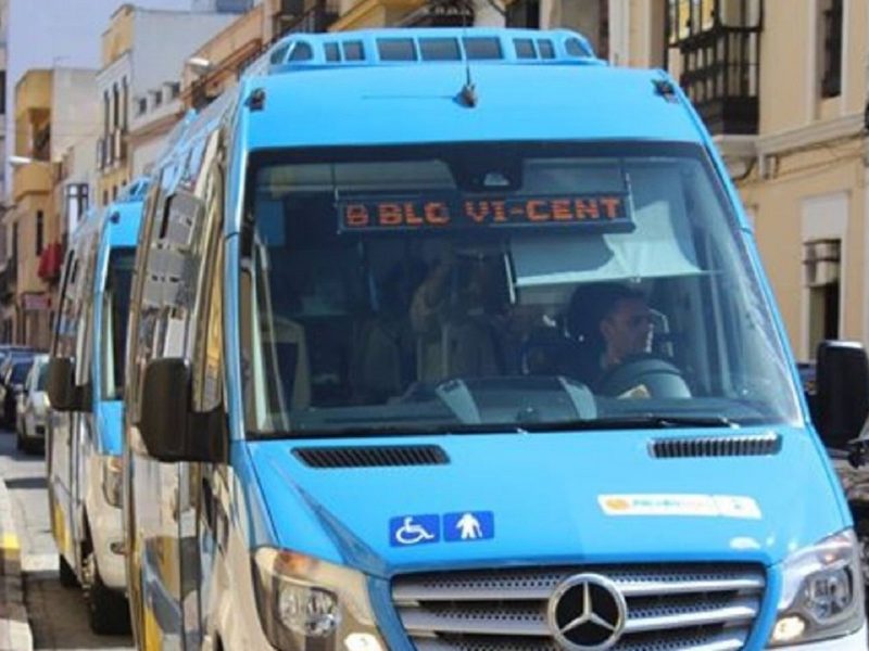 Uno de los microbuses de Alcalá Bus por La Mina