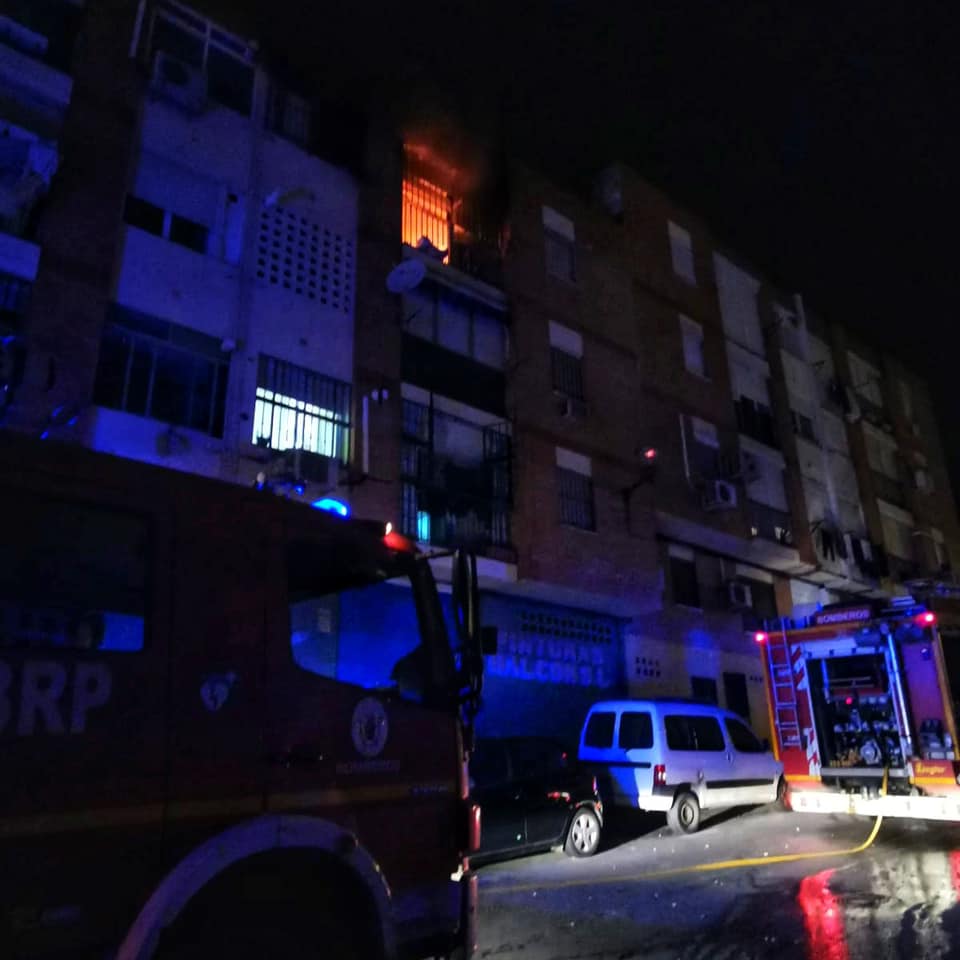 Incendio en tercer piso de un bloque de viviendas de Las Angustias