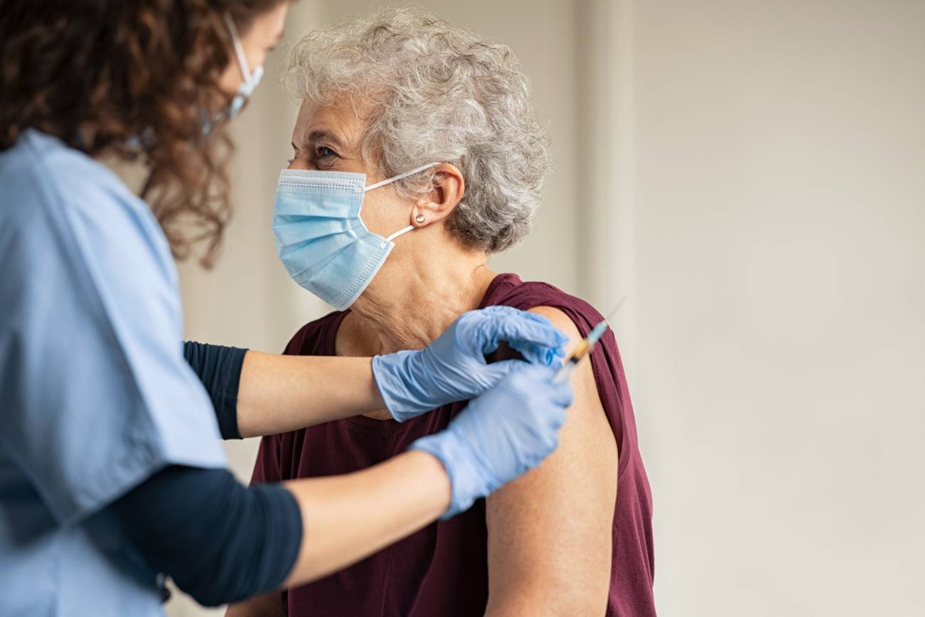 Mujer recibiendo vacuna del COVID-19