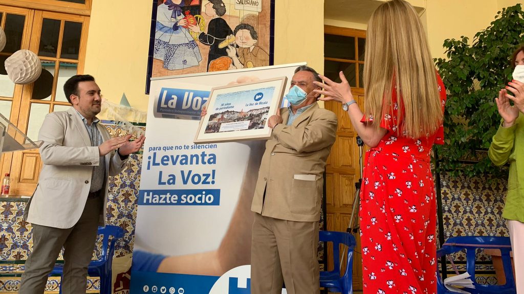 Homenaje a Enrique Sánchez en la presentación de 'Tres décadas contando Alcalá' / Lva