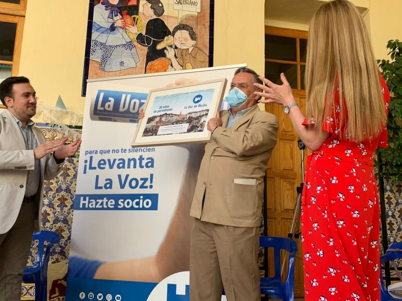 Homenaje a Enrique Sánchez en la presentación de 'Tres décadas contando Alcalá' / Lva