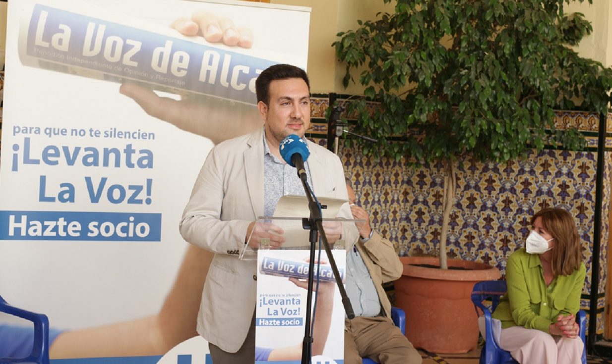 El presidente de la Asociación Libre de Prensa Alcalareña, Christopher Rivas, durante la presentación de la revista '30 años contando Alcalá'. /Patricia Ruiz.