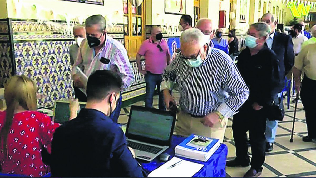 Reparto de la revista en el acto de presentación / Vivamóvil