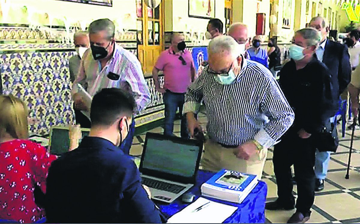 Reparto de la revista en el acto de presentación / Vivamóvil