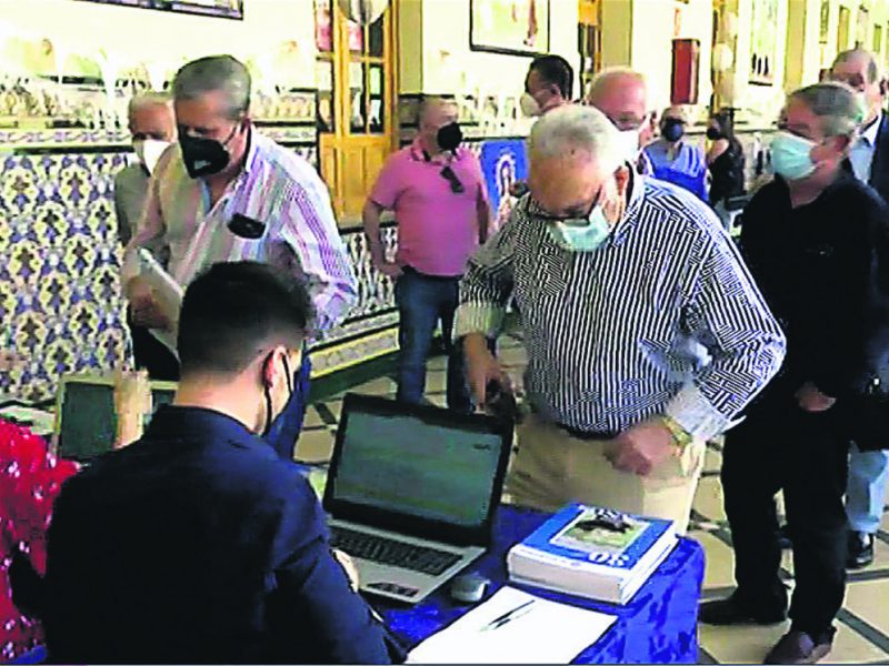 Reparto de la revista en el acto de presentación / Vivamóvil