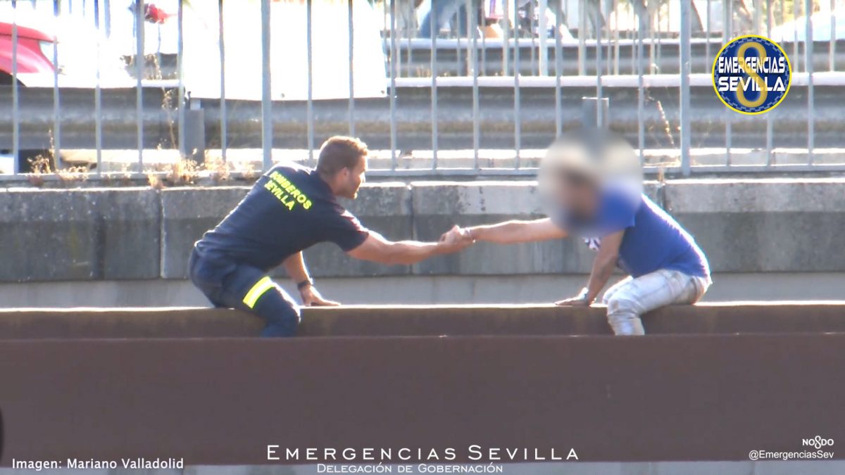 Momento de la conversación entre el bombero y el hombre / ES