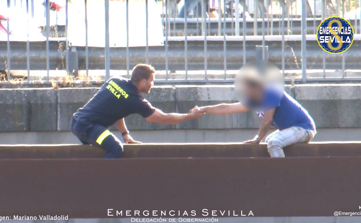 Momento de la conversación entre el bombero y el hombre / ES