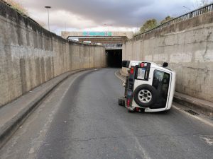 El coche quedó volcado en la carretera / Policía Local Alcalá