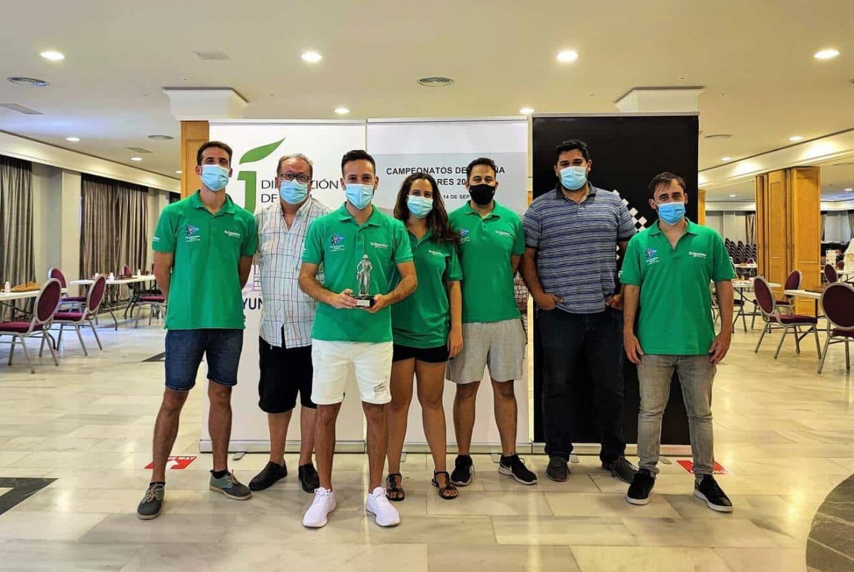 Los subcampeones de Españpo posan con el trofeo: de izda a dcha: Alejandro Herrera, Felix ramos, Paolo Ladrón de Guevara, Mariela Perera, Juan Chacón, Ismael Alshameary y Leandro Krysa / Peña