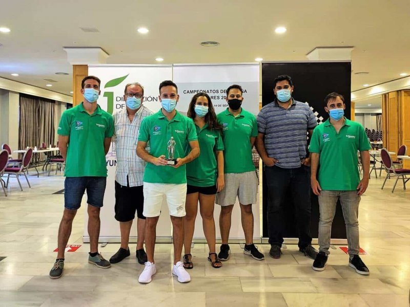 Los subcampeones de Españpo posan con el trofeo: de izda a dcha: Alejandro Herrera, Felix ramos, Paolo Ladrón de Guevara, Mariela Perera, Juan Chacón, Ismael Alshameary y Leandro Krysa / Peña