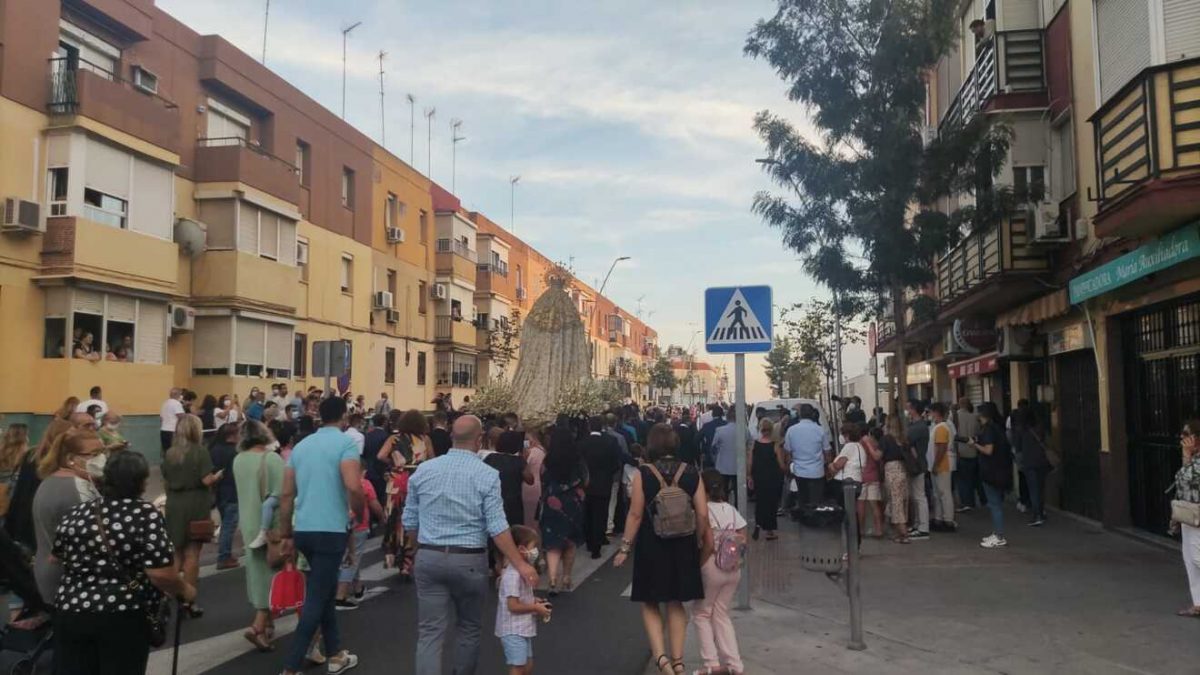 La Virgen de las Angustias ha pasado por las calles de Alcalá este domingo / Lva