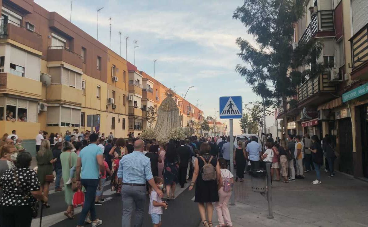 La Virgen de las Angustias ha pasado por las calles de Alcalá este domingo / Lva