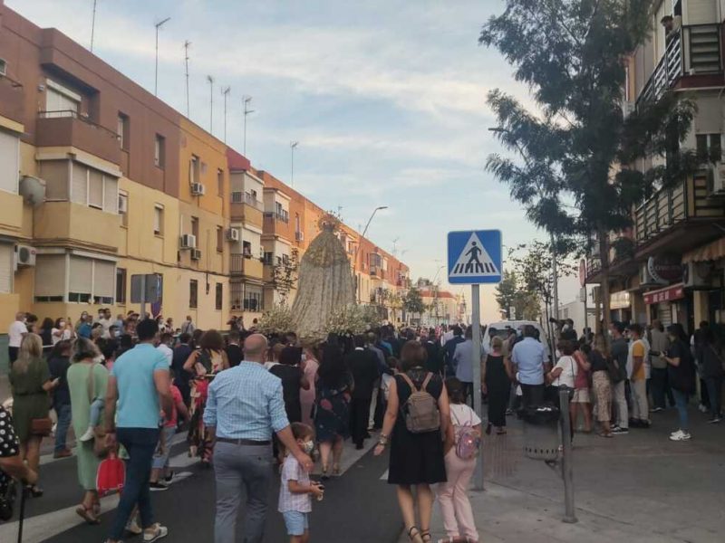 La Virgen de las Angustias ha pasado por las calles de Alcalá este domingo / Lva