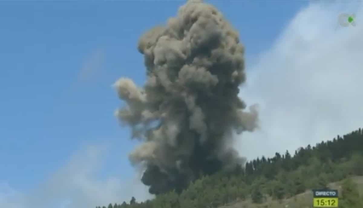 El volcán de La Palma entra en erupción / TV Canaria