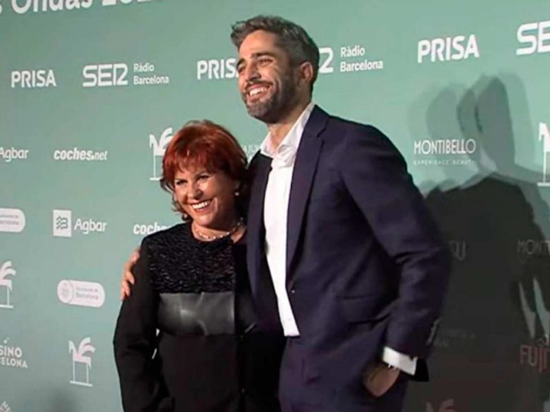 Roberto Leal y su madre en la entrega de los Premios Ondas