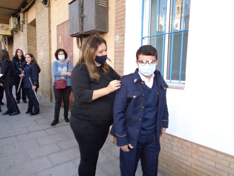 Álvaro Márquez Rioja, de 15 años, recibe la impsición de chaqueta de la Banda.