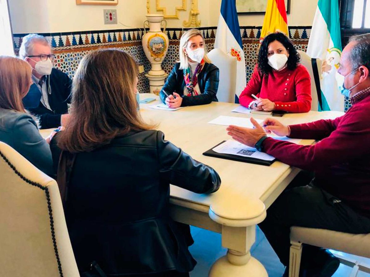 Reunión entre la alcaldesa Cáritas y Cruz Roja