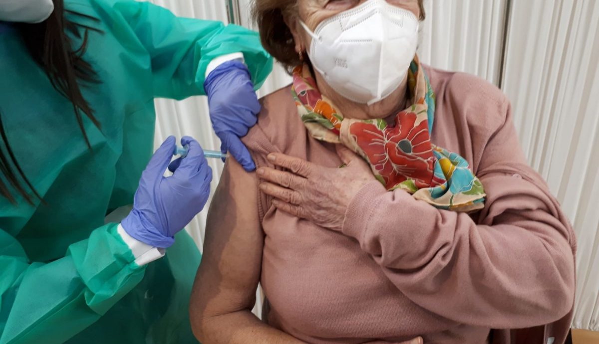 Una vecina se vacuna en un centro de salud del Aljarafe. Aljarafe Digital.