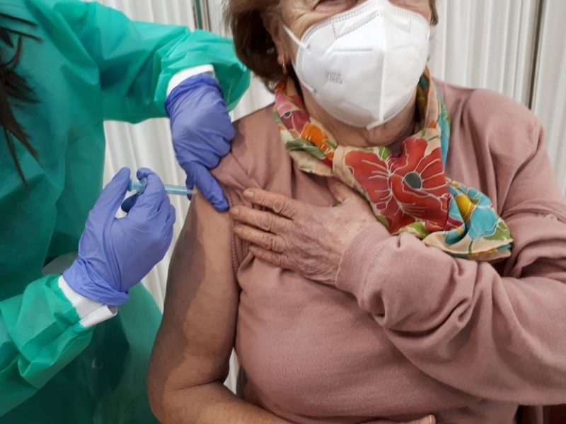 Una vecina se vacuna en un centro de salud del Aljarafe. Aljarafe Digital.