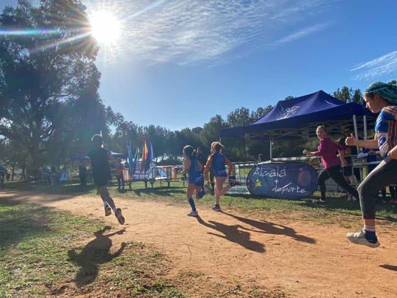 Corredores en un día soleado en el parque Oromana