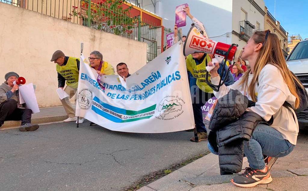 Instante de la marcha, haciendo una sentada por las mujeres asesinadas/C.R.