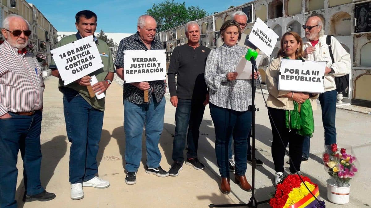 Homenaje en la fosa común del cementerio de Alcalá