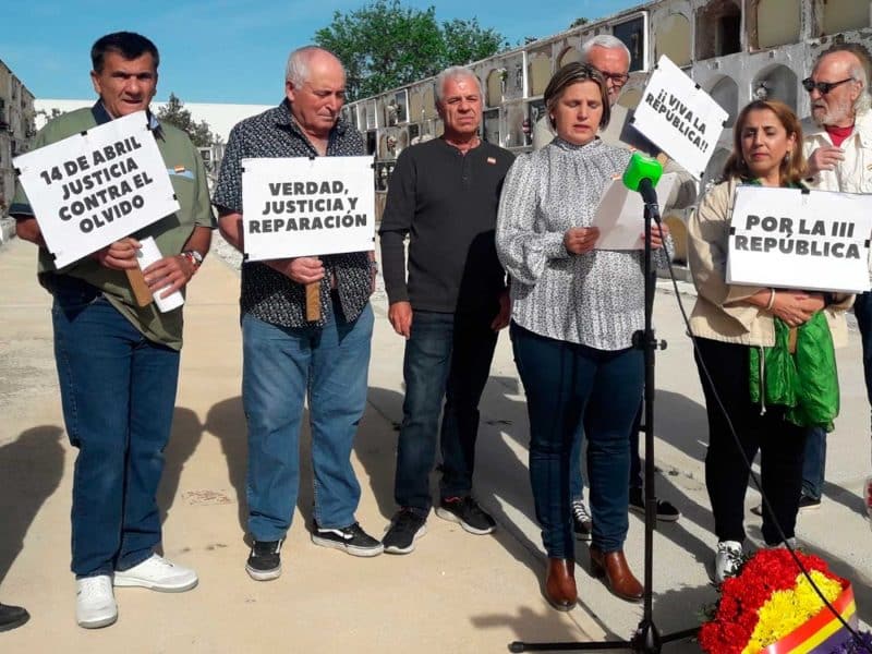 Homenaje en la fosa común del cementerio de Alcalá