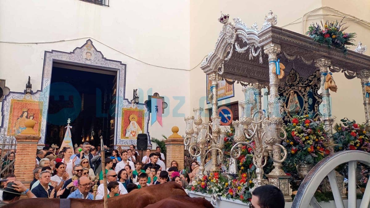 La Hermandad del Rocío de Alcalá llena de color las calles en el arranque de su peregrinación / Víctor Fernández