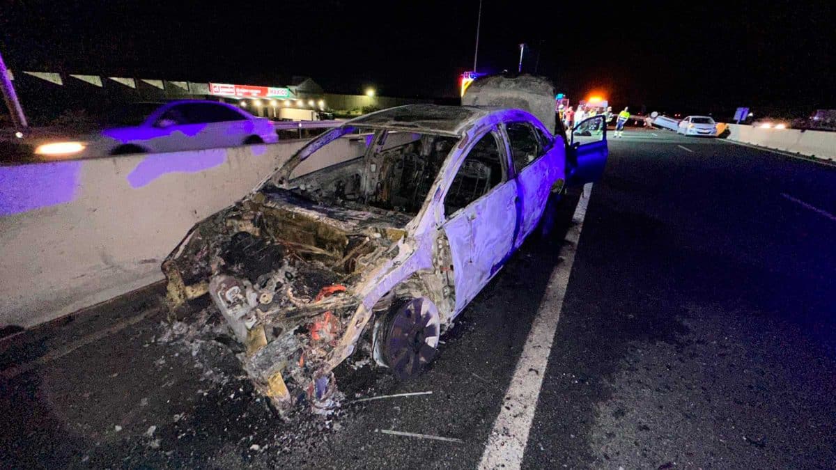 Uno de los coches incendiados en este siniestro, fotografiado por Bomberos de Alcalá