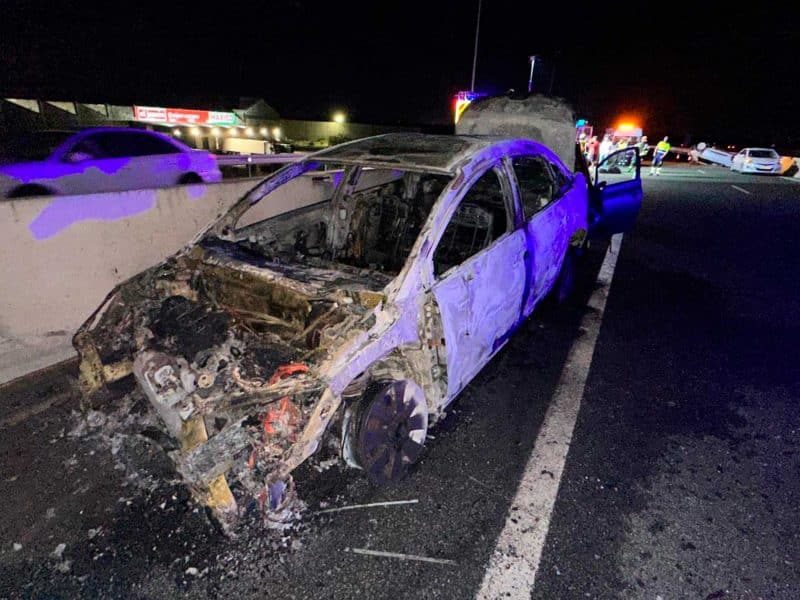 Uno de los coches incendiados en este siniestro, fotografiado por Bomberos de Alcalá