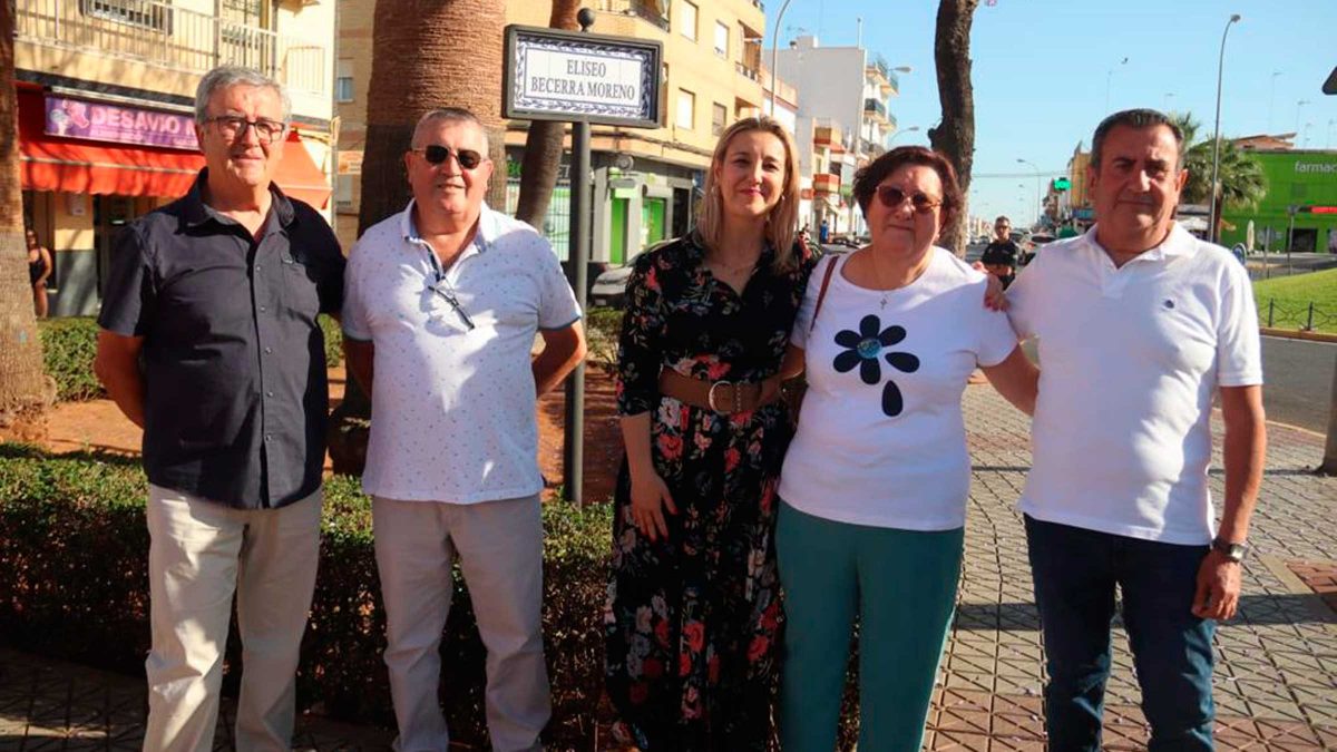 Familiares de Eliseo Becerra y la alcaldesa de Alcalá posan felices junto al rótulo que porta su nombre