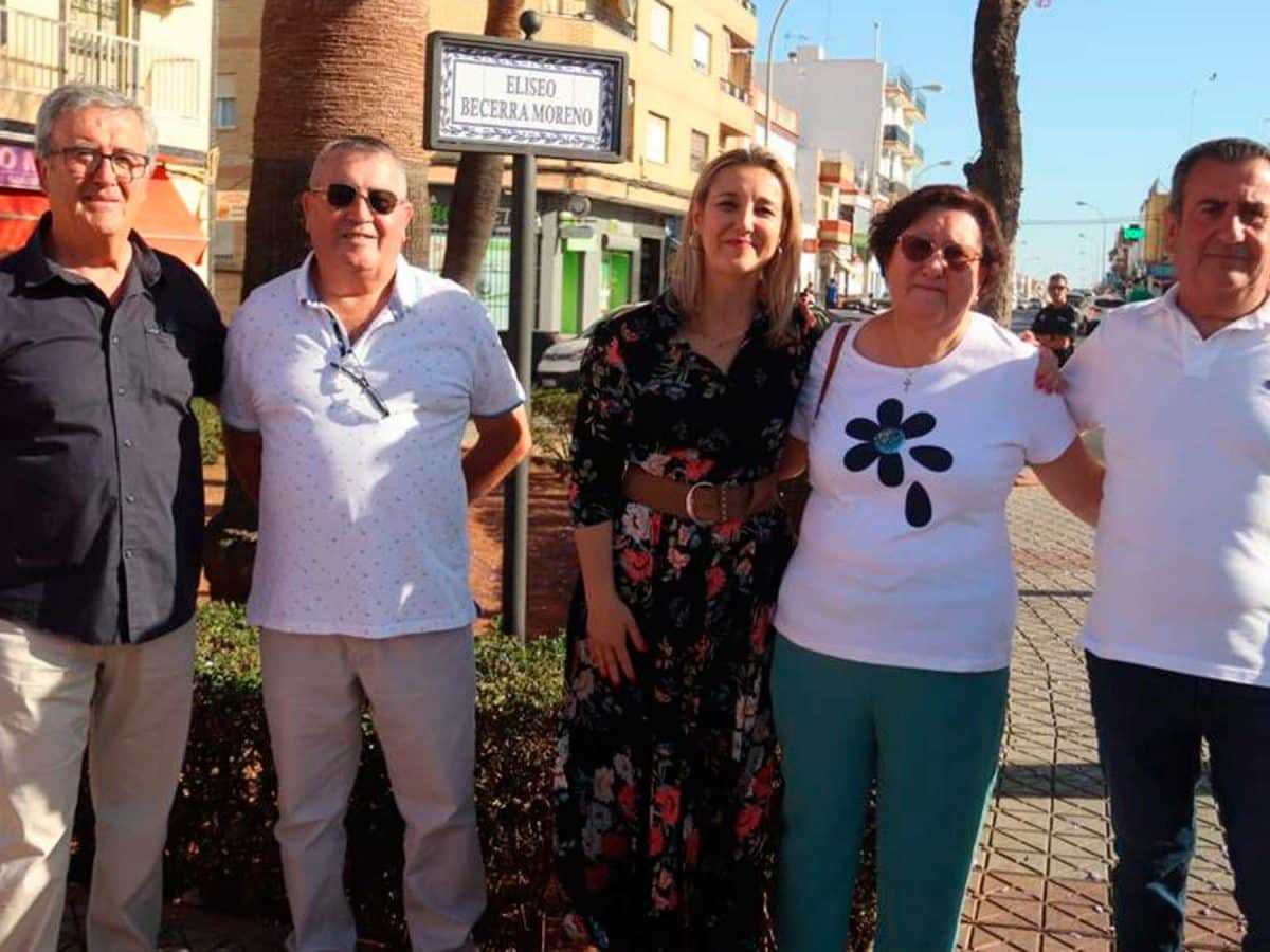 Familiares de Eliseo Becerra y la alcaldesa de Alcalá posan felices junto al rótulo que porta su nombre