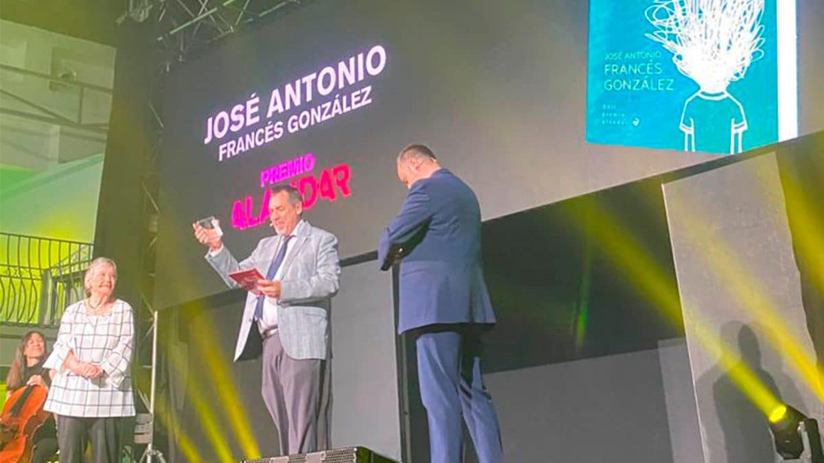 José Antonio Francés recibiendo el Premio Alandar / @Edelvives en Twitter