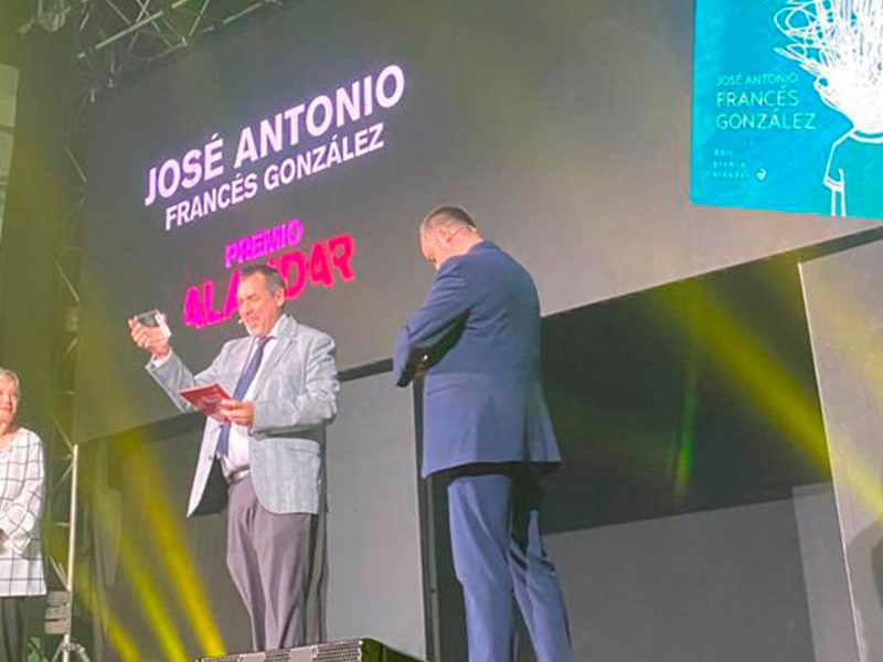 José Antonio Francés recibiendo el Premio Alandar / @Edelvives en Twitter