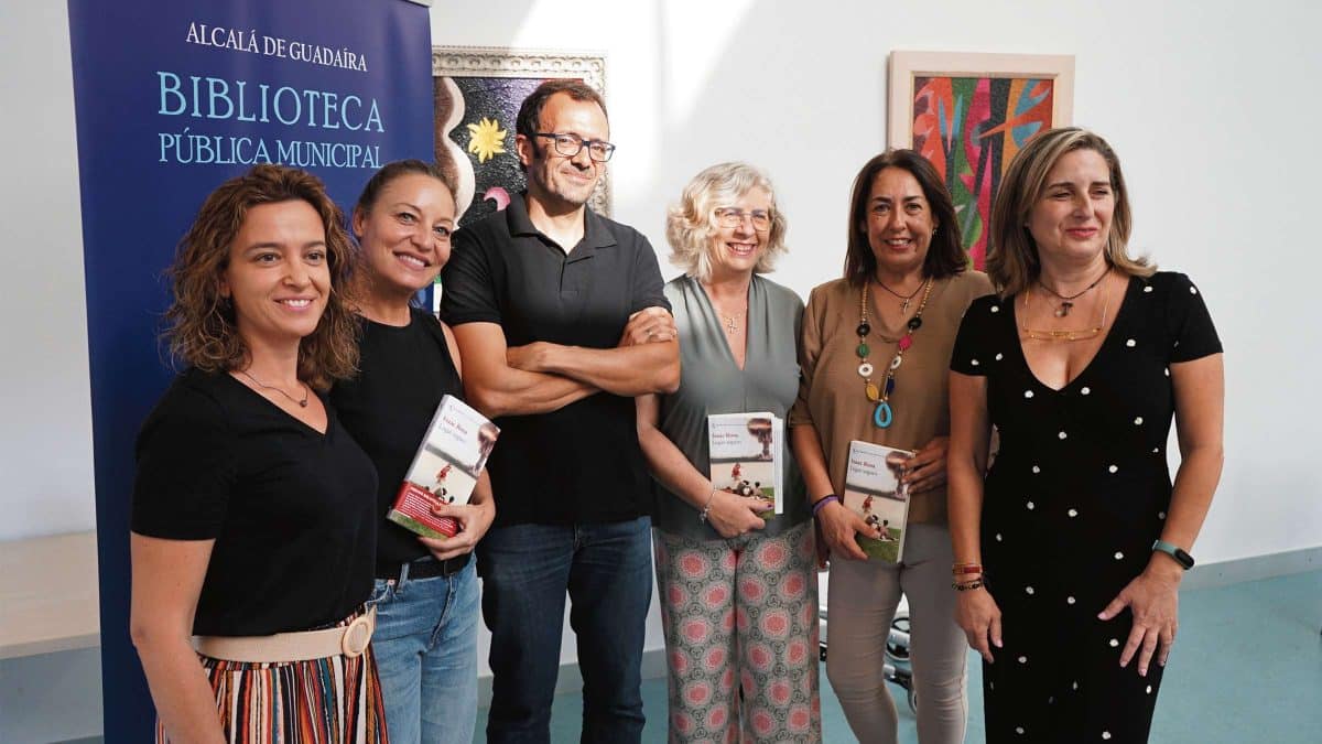 Isaac Rosa presentando su novela «Lugar seguro» en la Biblioteca Editor José Manuel Lara. Víctor Fernández