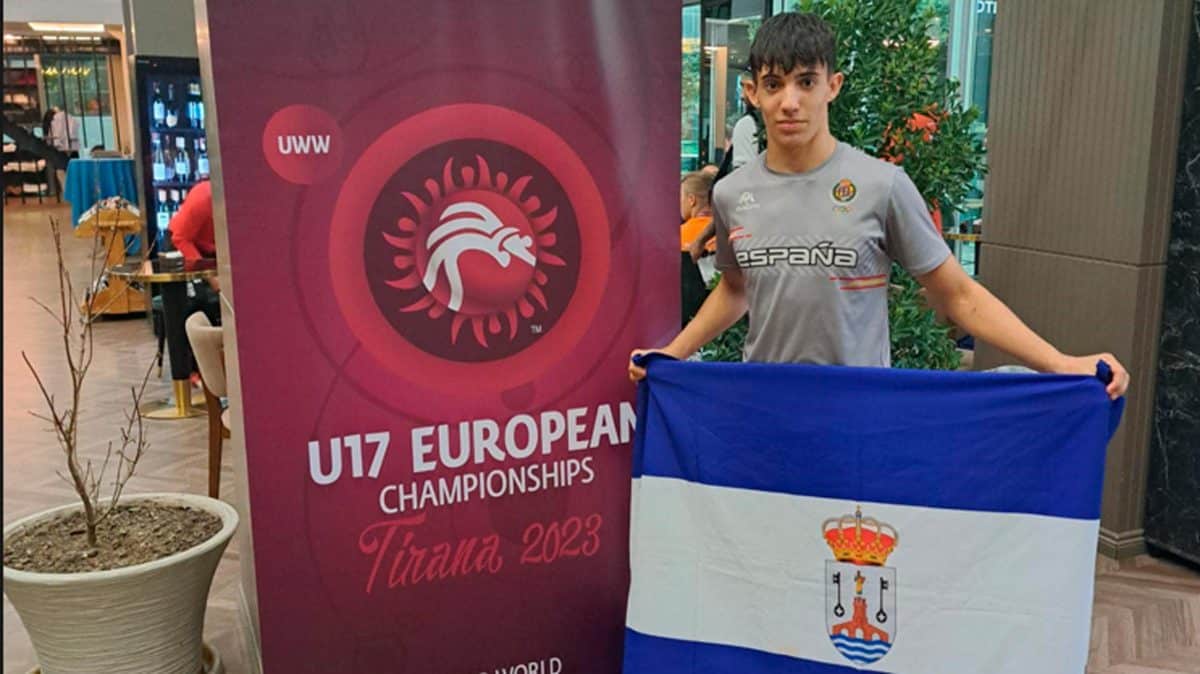 Mario Trujillo posa orgulloso junto al cartel de este campeonato con la bandera de Alcalá