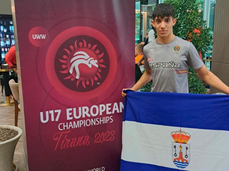 Mario Trujillo posa orgulloso junto al cartel de este campeonato con la bandera de Alcalá