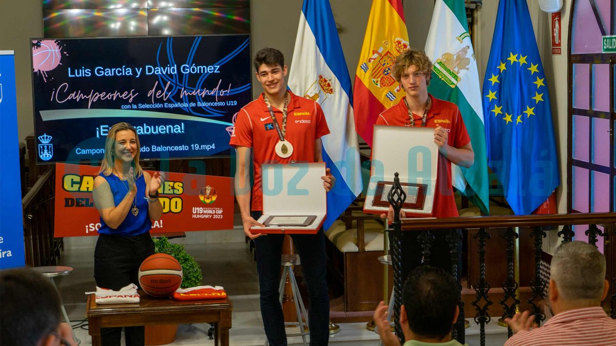 Los deportistas David López y Luis García, junto a la alcaldesa Ana Isabel Jiménez, siendo homenajeados por el Ayuntamiento de Alcalá. Víctor Fernández